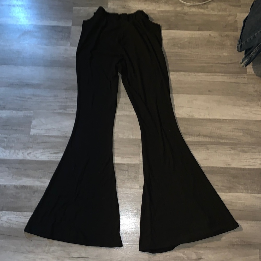 Flared leggings with side cutouts